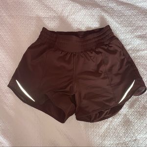[SOLD] lululemon high rise hotty hot shorts 4”